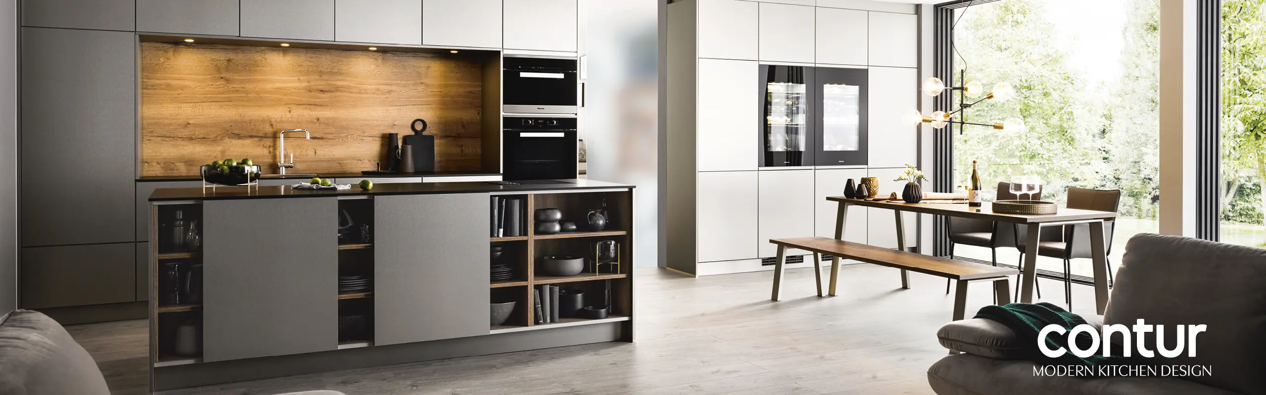 Küchenzeile mit grauen Küchenfronten